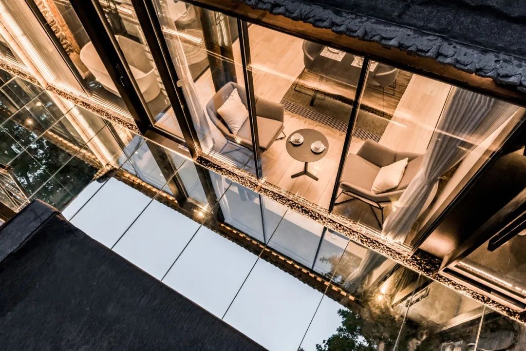 北京姑娘继承胡同老房，地板铺镜子、浴厕全透明，一个人住太爽