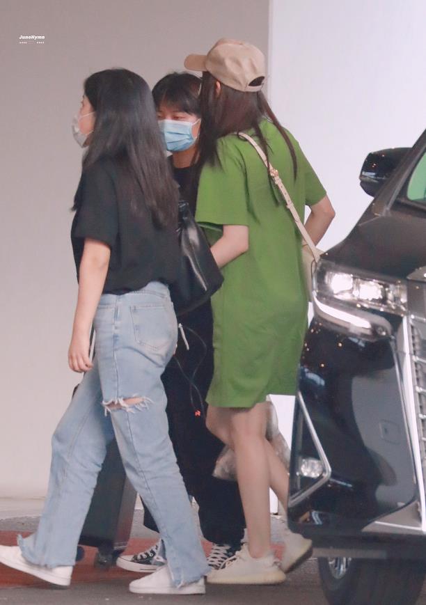 迪丽热巴机场蓝白色棉袄,迪丽热巴机场新风格