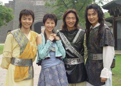 蔡少芬张晋全家福上热搜,三胎儿子“唐装”出镜,年味儿十足