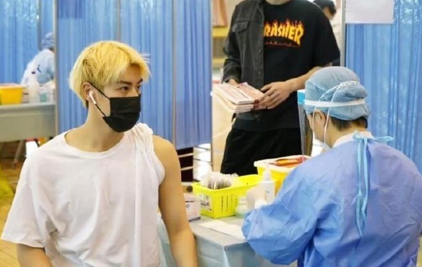 北体大学生接种疫苗火出圈,阳刚之气太雄厚,网友调侃:不如出道