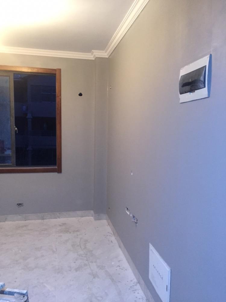 乳胶漆直接刷开裂会起皮,入住两年墙面乳胶漆出现细小裂纹