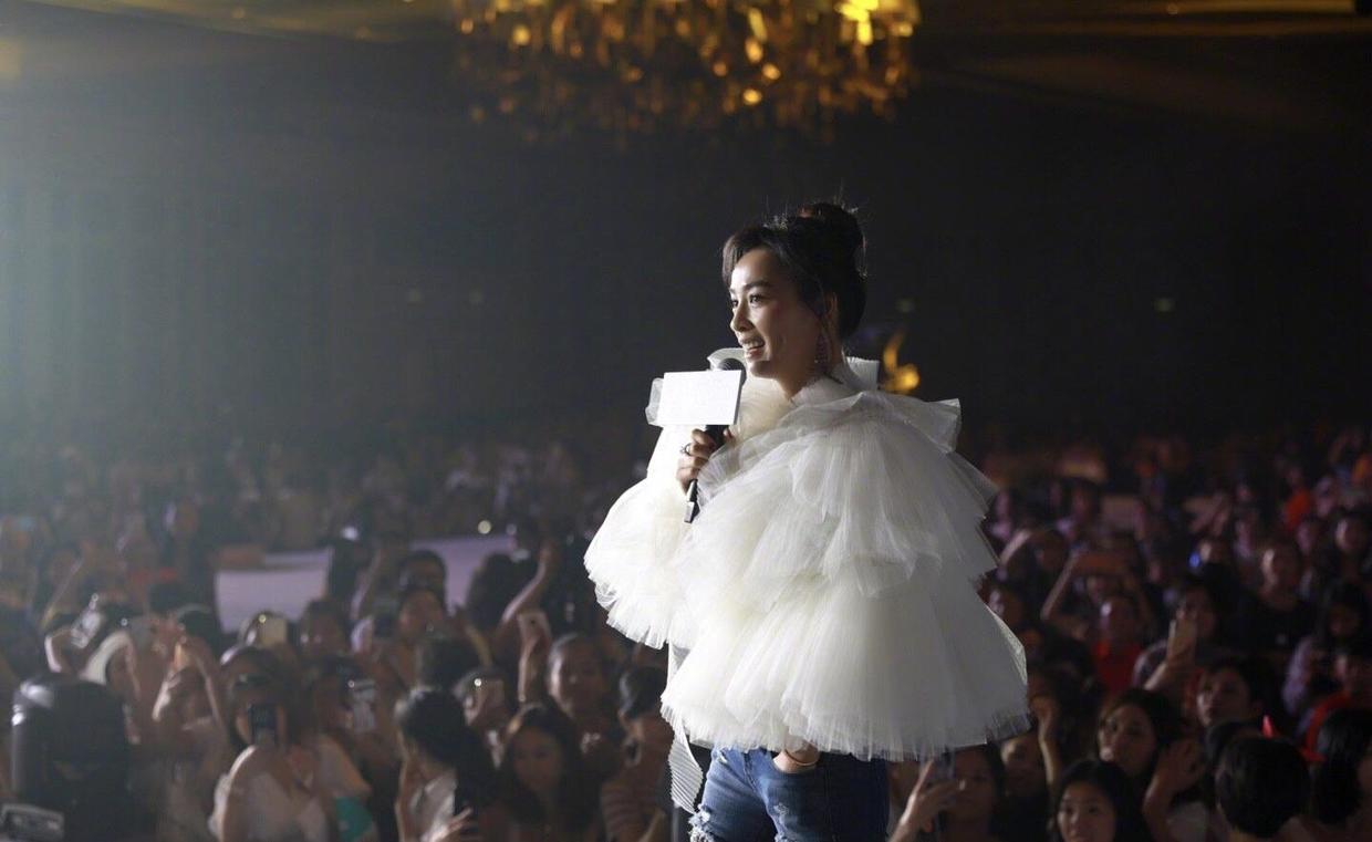 张庭出席穿红色上衣黑色裙子,48岁张庭穿搭