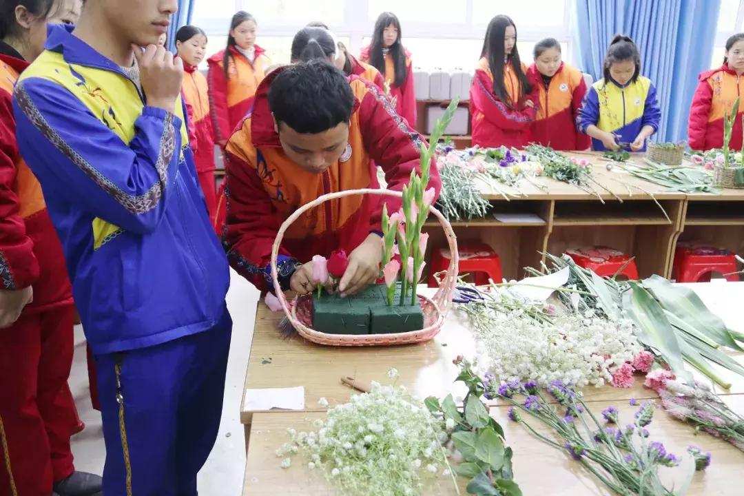 厉害了我们的新时代内容简介,松桃中等职业学校