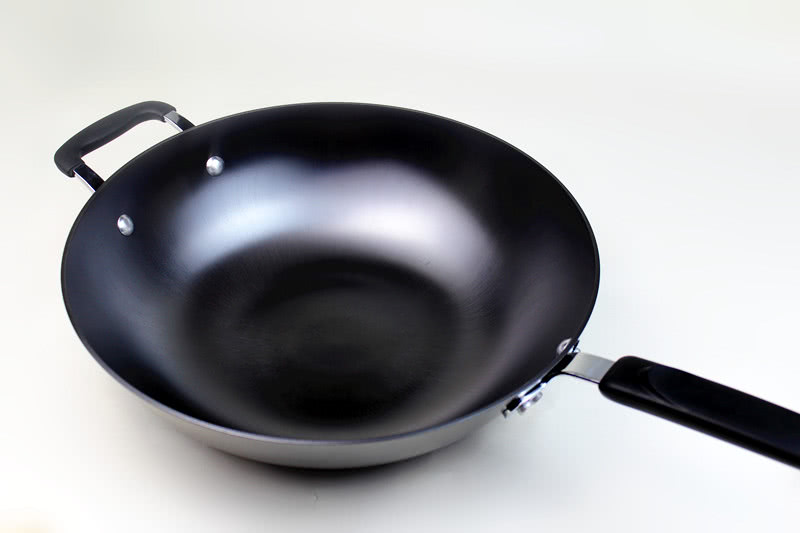 铁锅怎么弄不生锈炒菜不黑,新的炒菜铁锅怎么弄才不易生锈