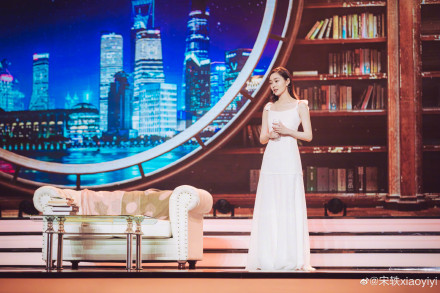 小楼又东风宋轶白色吊带裙,宋轶穿印花衣配运动裤秀身材