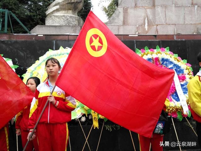 清明节扫墓纪念革命先烈学校,学校清明节缅怀先烈讲红色故事