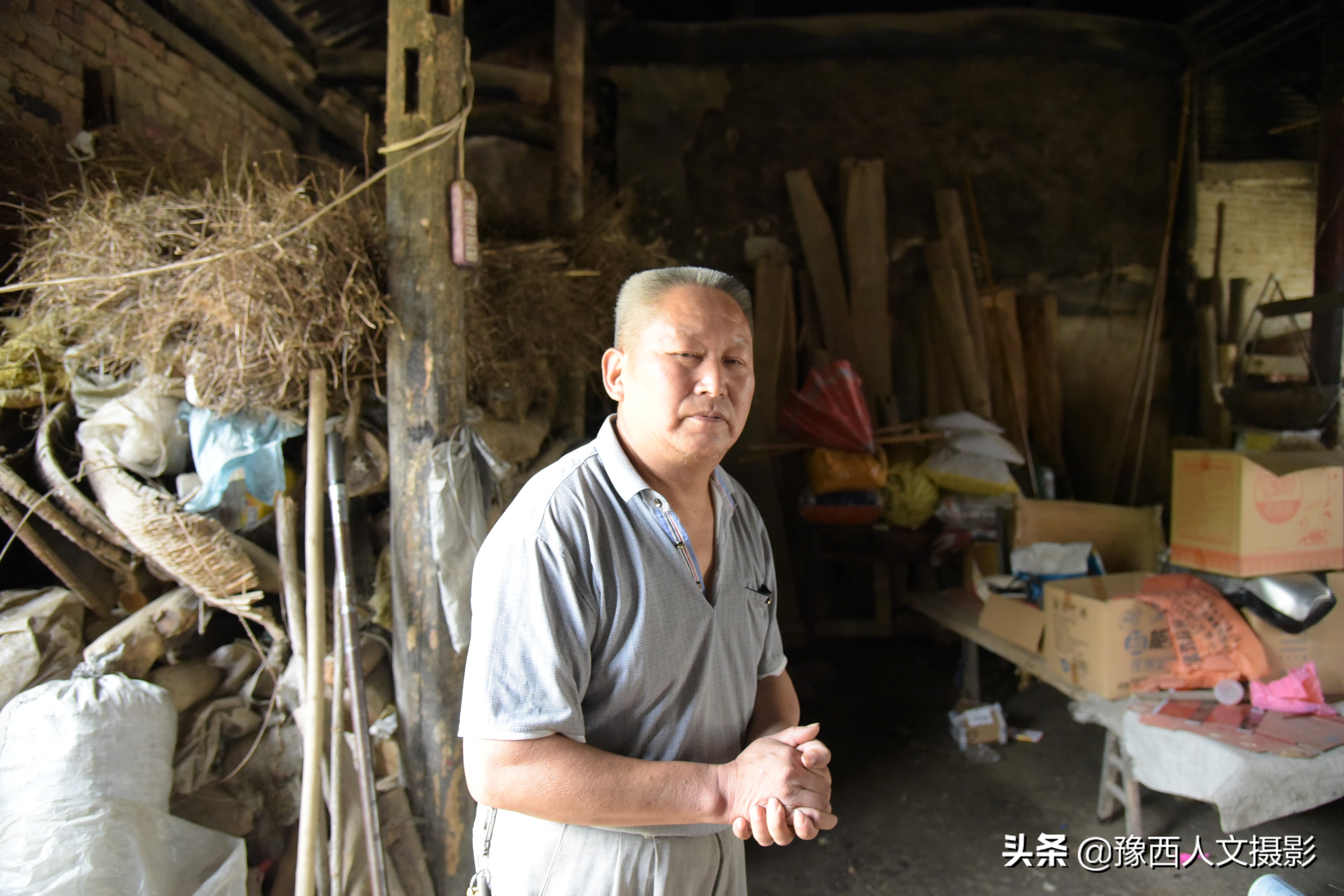 河南大叔供销社里卖货55年,一担两筐走遍全乡,商店模样70年没改