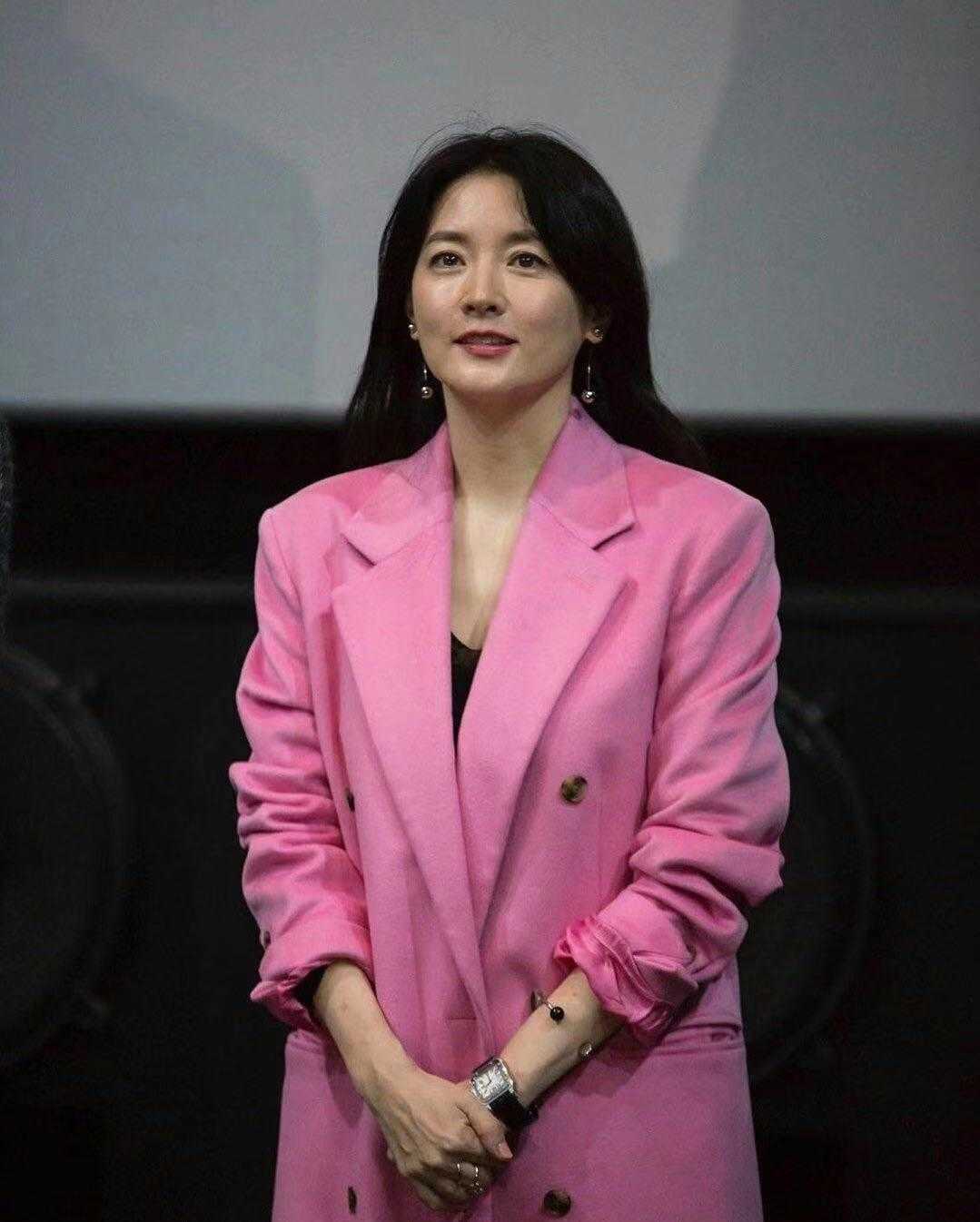 李英爱四十岁,李英爱穿花衬衫出席活动