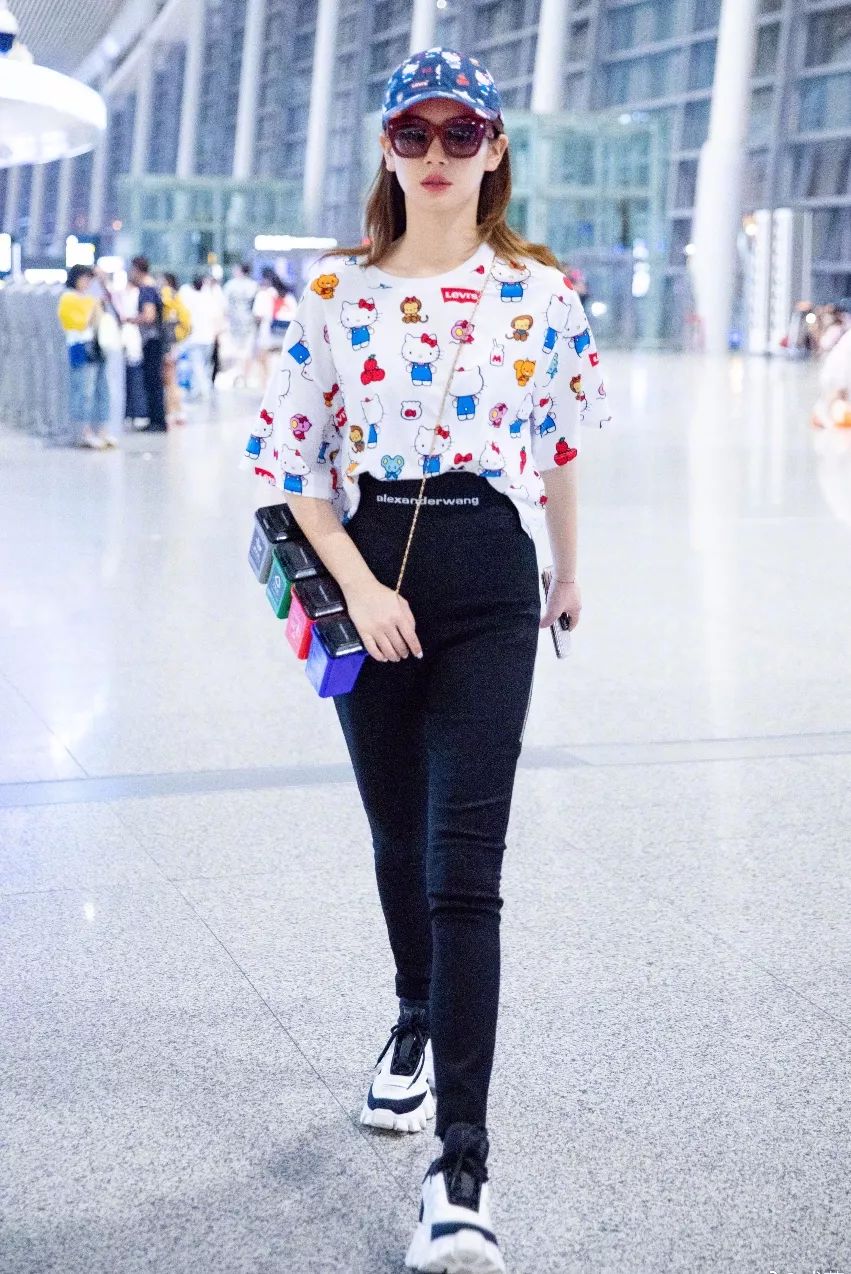 戚薇公益捡垃圾,戚薇机场垃圾分类包背身上太抢镜