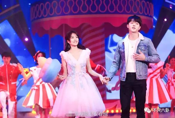 他俩到底分没分？甜蜜恋爱时怎么也没想到现在会撕成这样吧