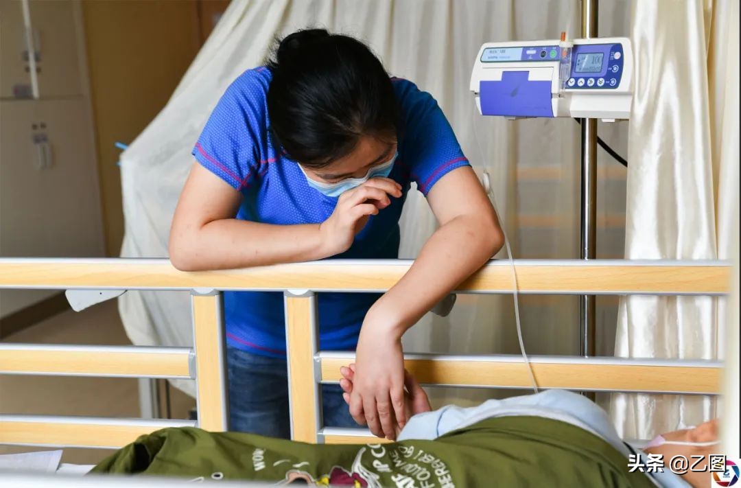 出租房唱歌女孩,出租房弹钢琴的孩子