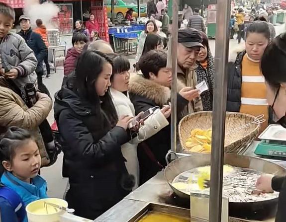 乡下街上摆摊卖什么小吃好卖,摆地摊小吃成本低好卖