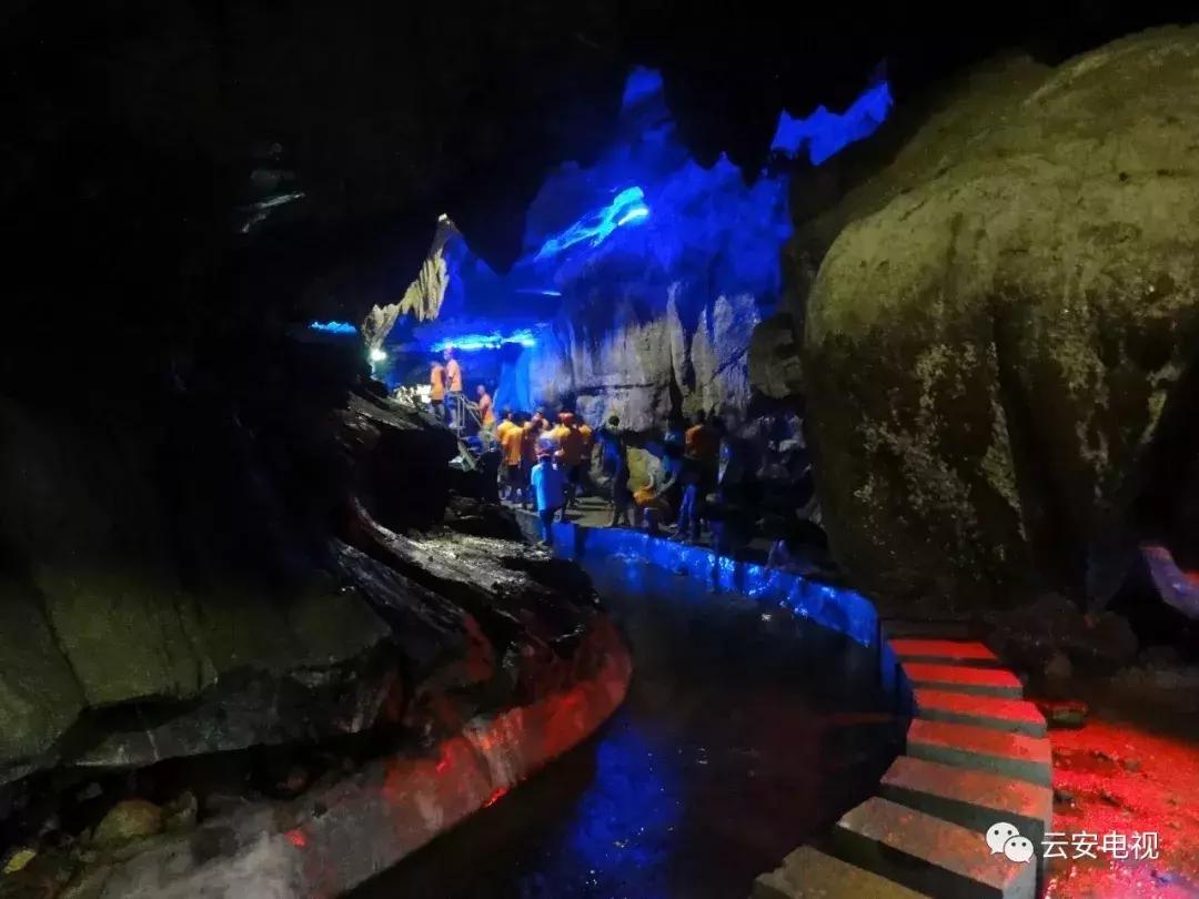 云雾山云遮雾绕，景象万千！重阳节，登高去