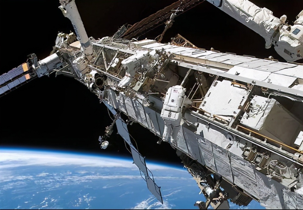 3名航天员太空生活还有多少,三位宇航员在太空舱氧气哪来的