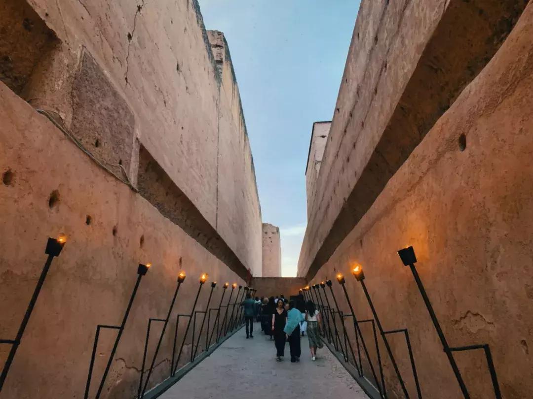 在摩洛哥皇宫，穿拖鞋看秀，是什么体验？