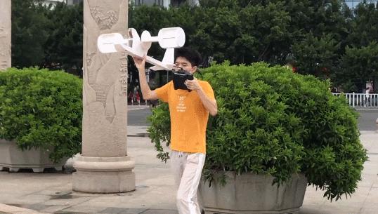 90后小伙自制飞行器出行,95小伙制作会飞的航母