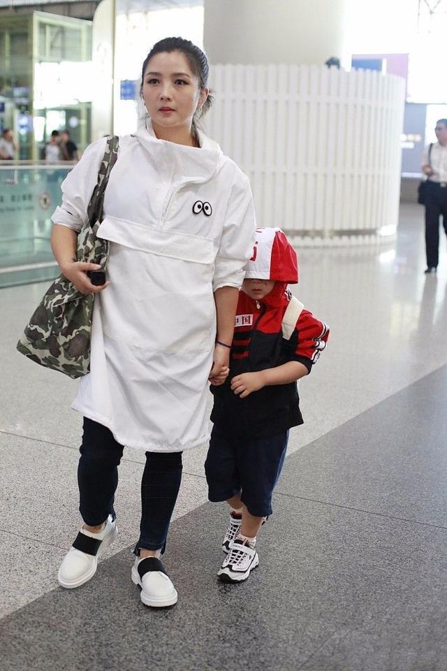何洁运动裤机场穿衣搭配,何洁瘦身后太会穿了