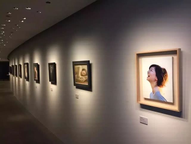 他画了个水中少女，被机器人识别为照片，放大十倍后，专家安静了