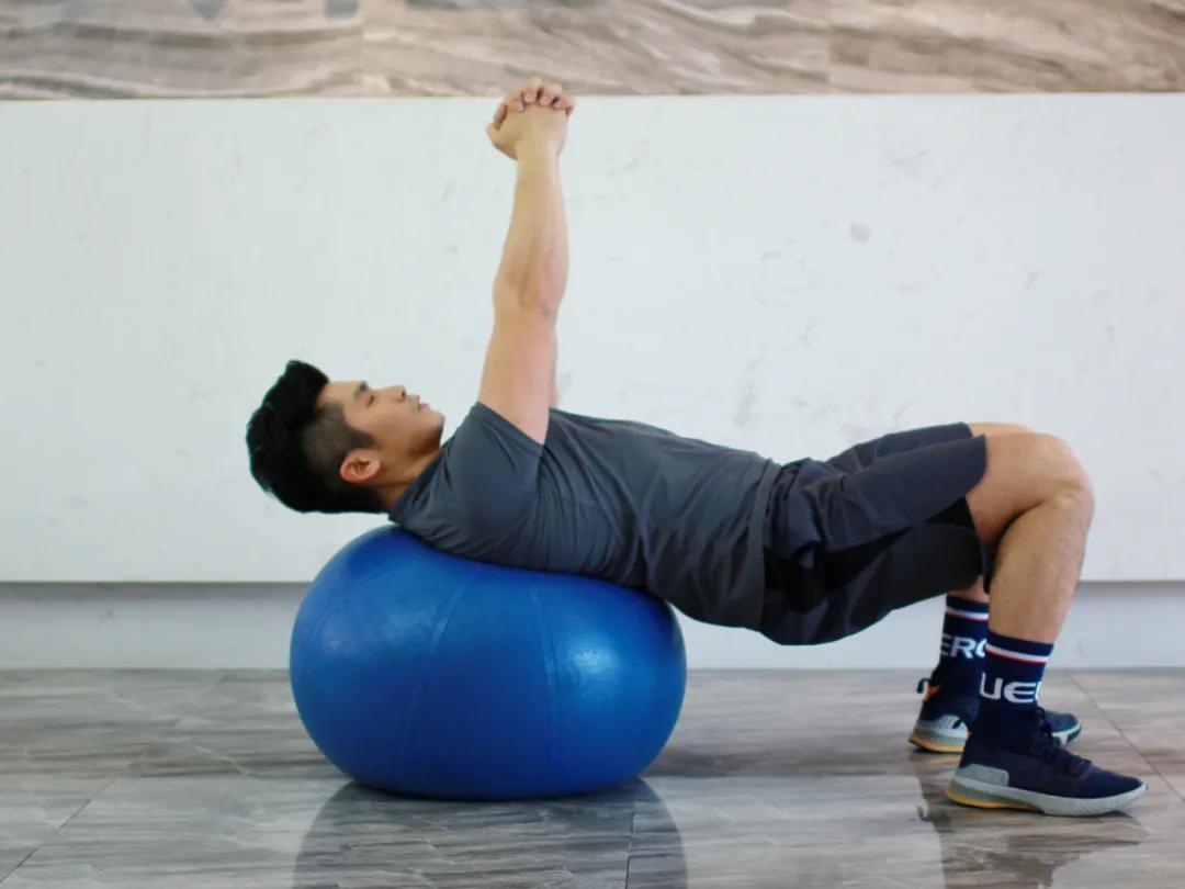 瑜伽球找平衡感,耀耀健身