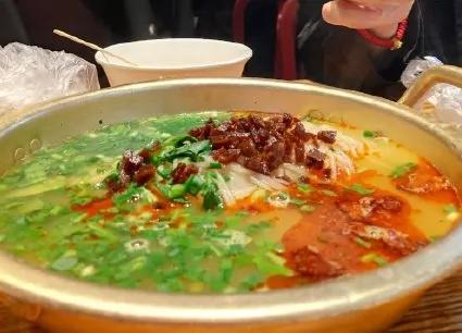 徐州冷面的汤底,满满一碗羊肉