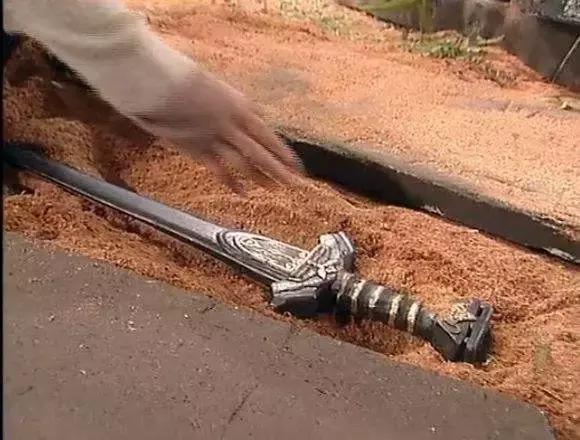 玄铁剑是谁的剑,玄铁重剑中的玄铁是什么构造