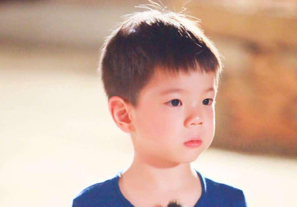 2岁宝宝脸发黄还有皮肤不均匀,宝宝快两岁了宝妈脸上有斑