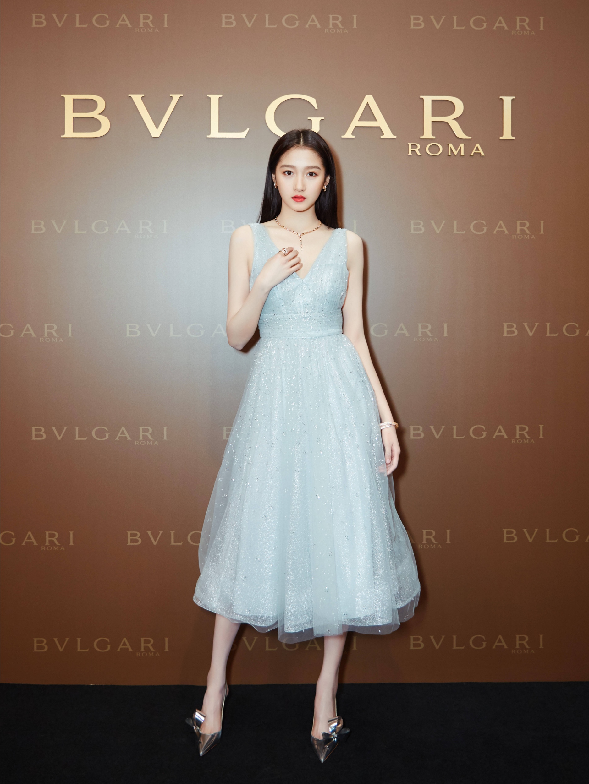 关晓彤闪光吊带裙look新鲜出炉,关晓彤黑纱裙出席活动