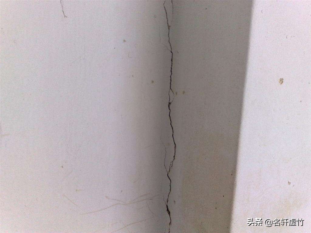 天花板发霉发潮掉墙皮该怎么处理,天花板发霉空鼓起皮什么原因