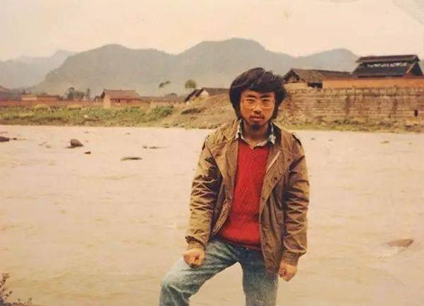 海子25岁自杀后,留下5封遗书,都有写道:我的死,是他俩造成的