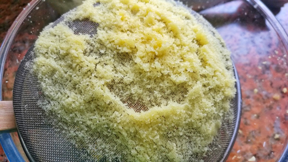 怎么做绿豆糕好吃又鲜嫩还能拉丝,最简单的绿豆糕怎么做好吃