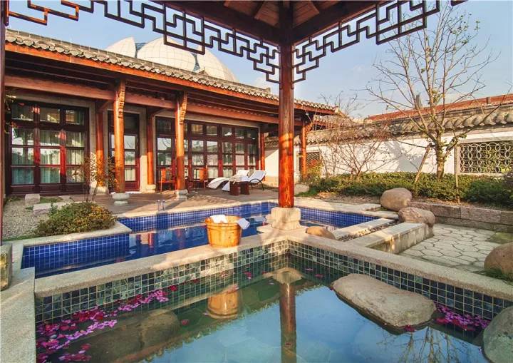 降温了一起去泡温泉,天气微凉正是泡温泉的好时候