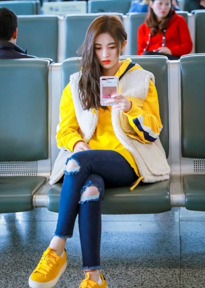 四千年美女鞠婧祎现身机场,有点矮但很真实,身高159也很美!