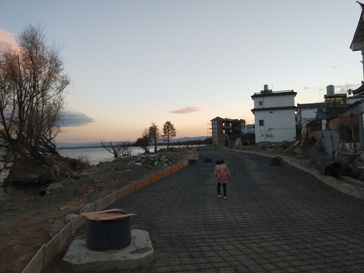 自驾房车小姐姐,一个小姐姐拖挂房车旅行生活视频