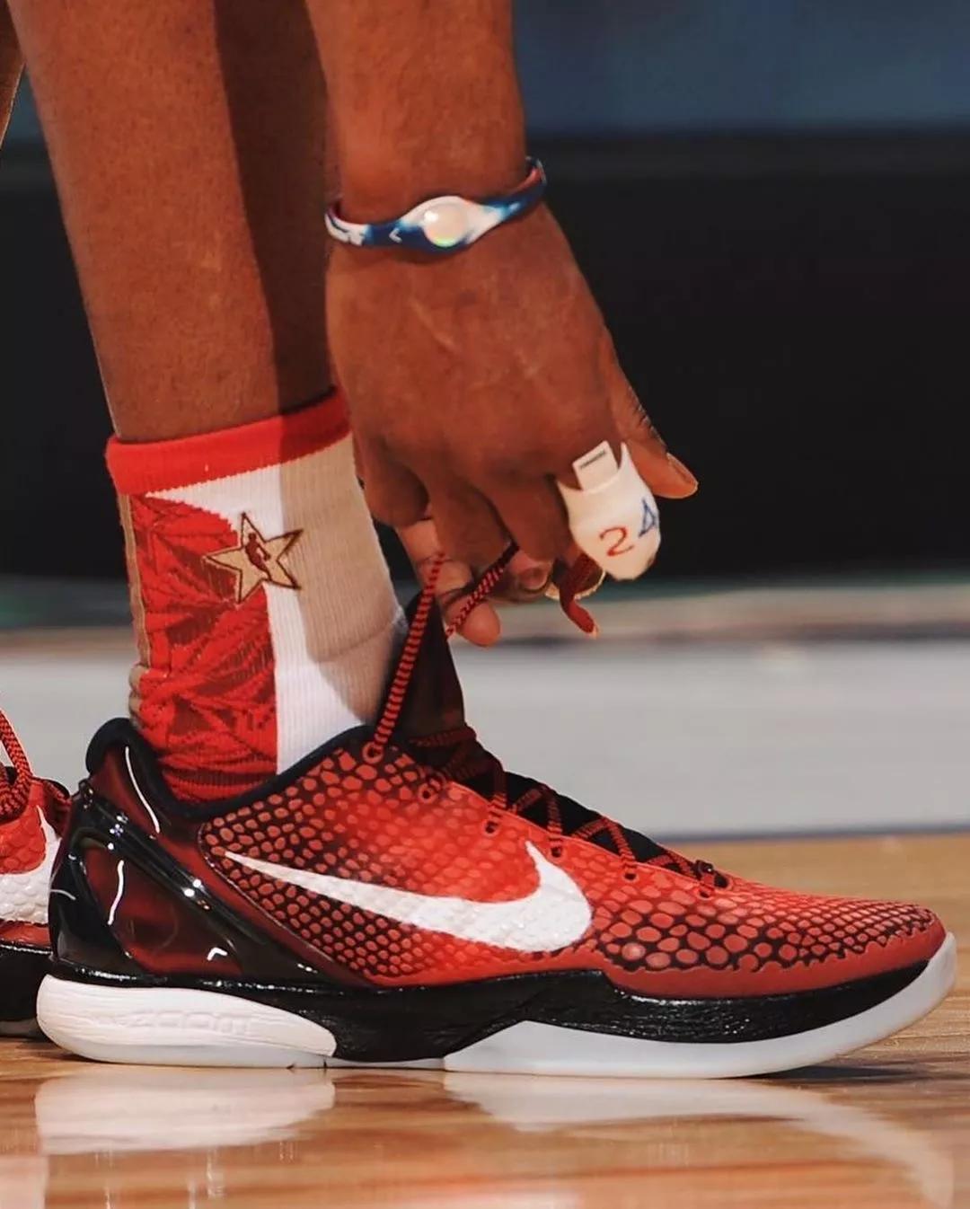 科比生涯最高分穿什么鞋,科比五名人堂配色nba上脚