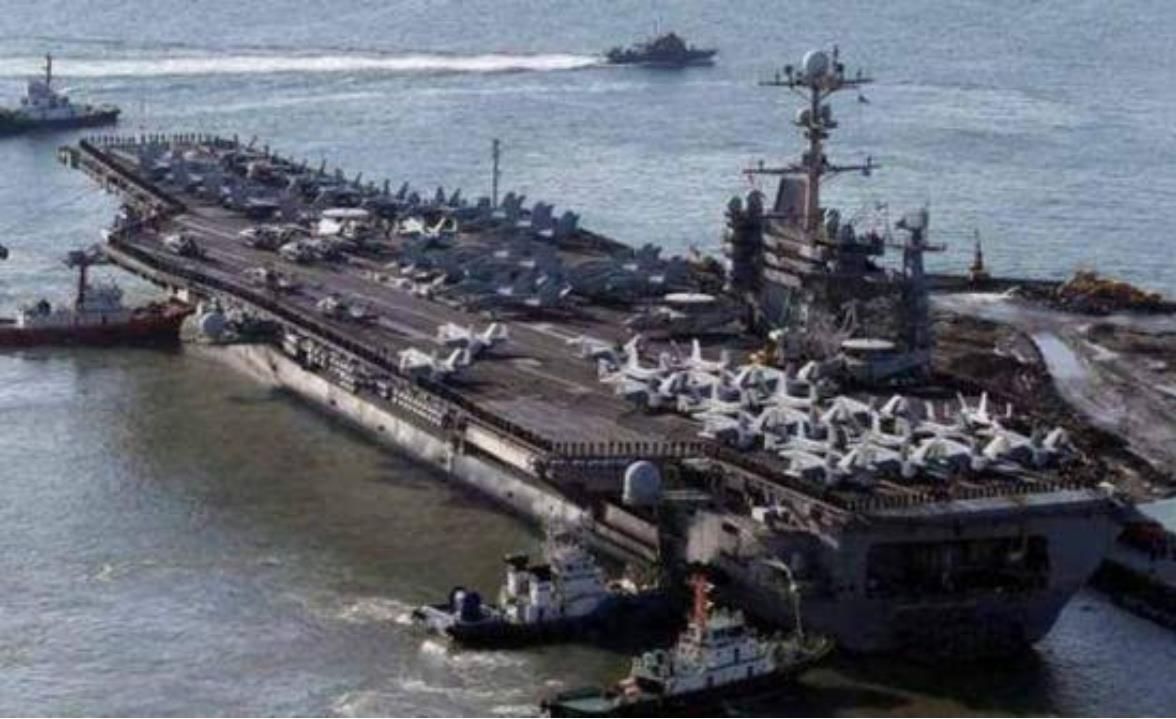 海啸能摧毁航母吗？航母在深海航行，遇到狂风巨浪，会被掀翻么？