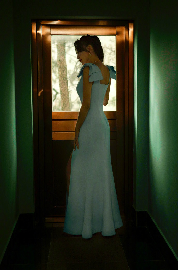 莫小棋抹胸裙深v领,莫小棋黑裙靓丽