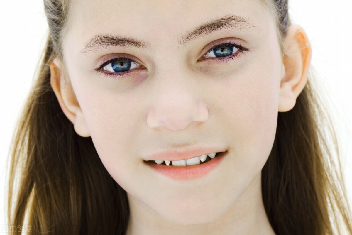 女人喜欢你会有这些暗示你知道吗,女人喜欢上了你就会有这三个表现