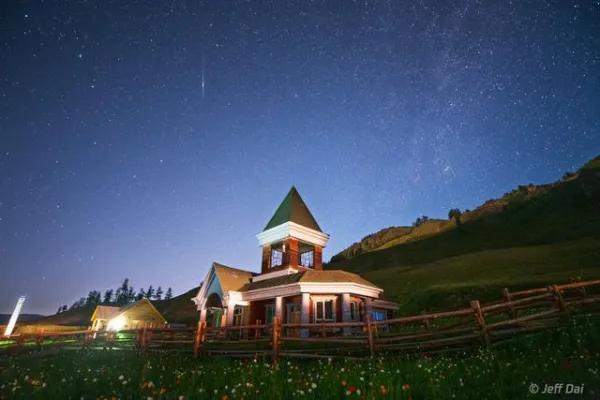 来*疆新**吧!这里的星空能满足你对浪漫的所有幻想……