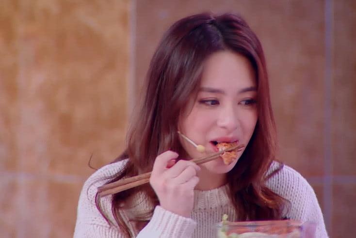 郑希怡阿娇同台,郑希怡送阿娇礼物完整版