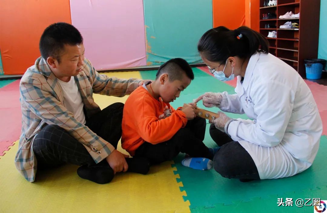 脑瘫双胞胎奶奶,三胞胎患脑瘫家人不离不弃