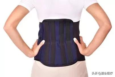 腰痛是不是因为驼背,腰两侧椎弓崩裂什么引起的