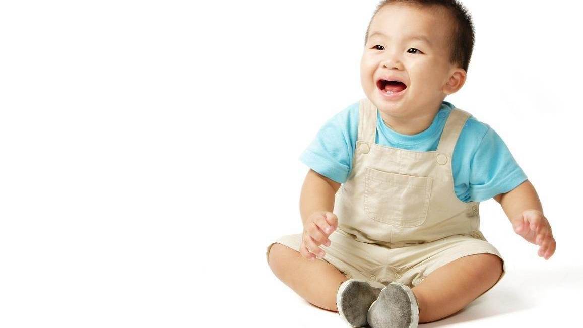 11个月宝宝每次睡前吸手指怎么办,八个月孩子吸手指睡觉怎么戒掉