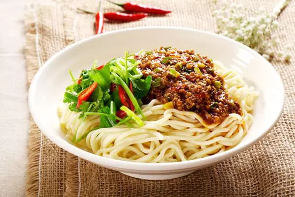 他把自己的餐厅作死了，却靠三招起死回生