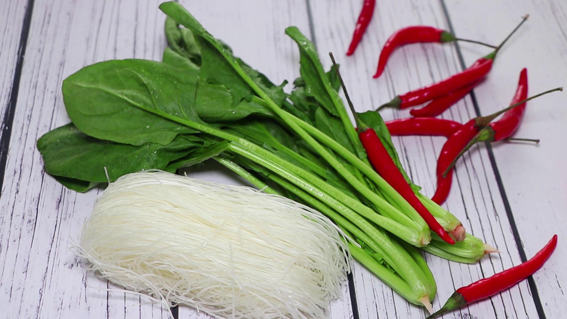 做凉拌菜粉丝,凉拌粉丝就这么一碗都不够吃