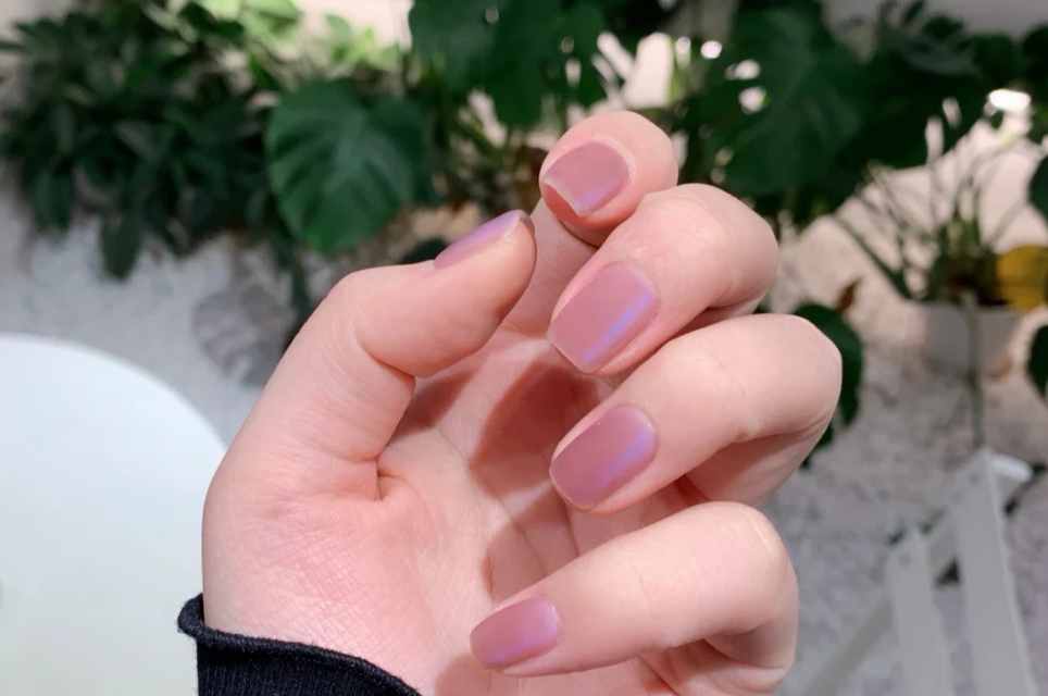 法式美甲猫眼美甲款式图片,美甲款式推荐猫眼晕染美甲