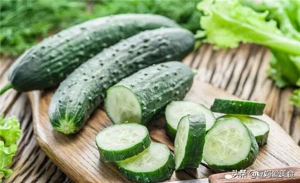 你会给黄瓜挤奶吗?这个英国小姐姐火了,网友尝试:还真别说,甜