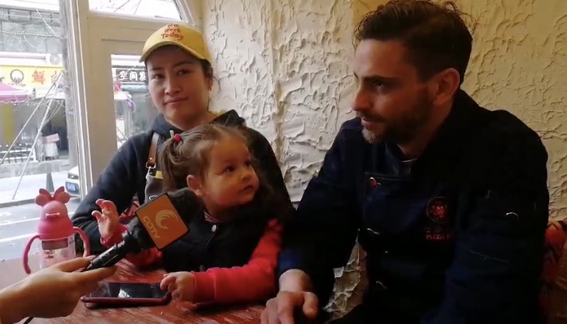 “蓉漂”新创意！成都串串和披萨擦出“爱的火花”