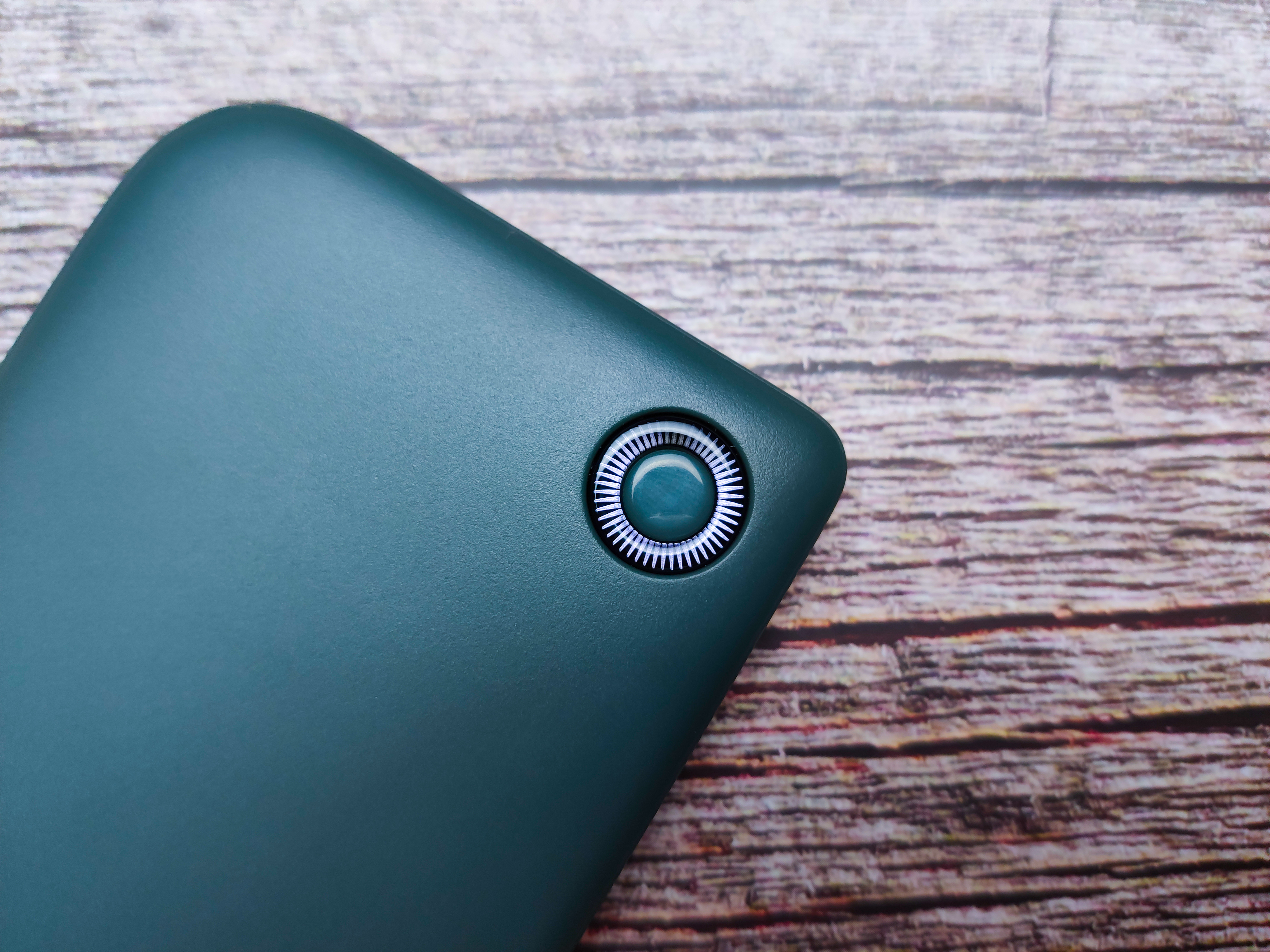 轻巧携带充电宝,邦克仕和蓝猩磁吸充电宝对比