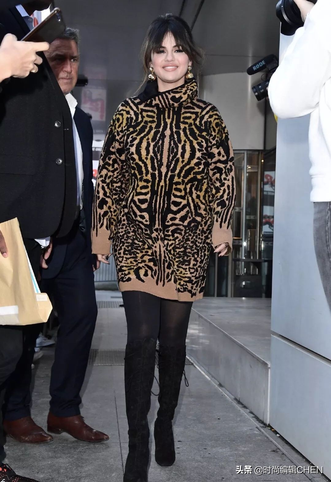 赛琳娜一天内增减10斤？一袭长袍体态瘦成超模，穿针织裙胖成富婆