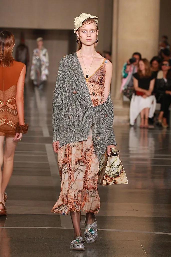 洞洞鞋zara,丑到洞洞鞋